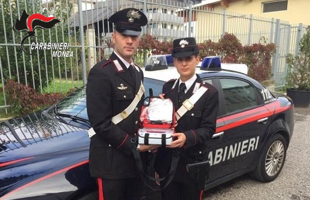 Colto da infarto in casa: i Carabinieri intervengono con il defibrillatore e lo salvano