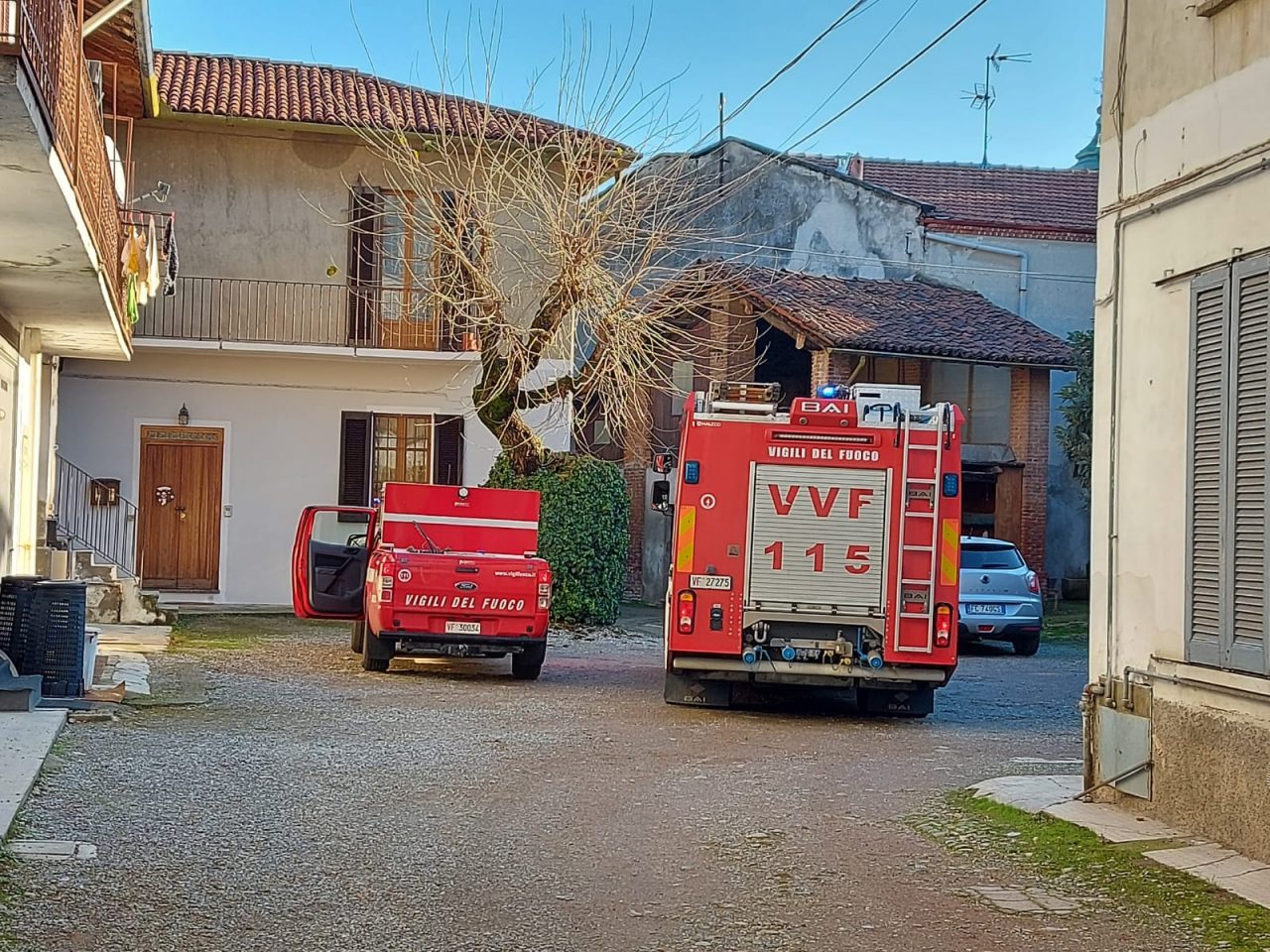 Fuga di gas in una corte: intervengono i pompieri