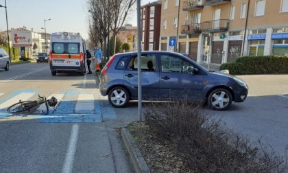 Auto in retromarcia investe ciclista: 49enne trasportato al San Gerardo