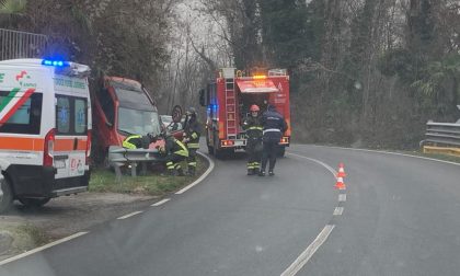 Incidente sul curvone di Carate: arrivano ambulanza e Vigili del fuoco