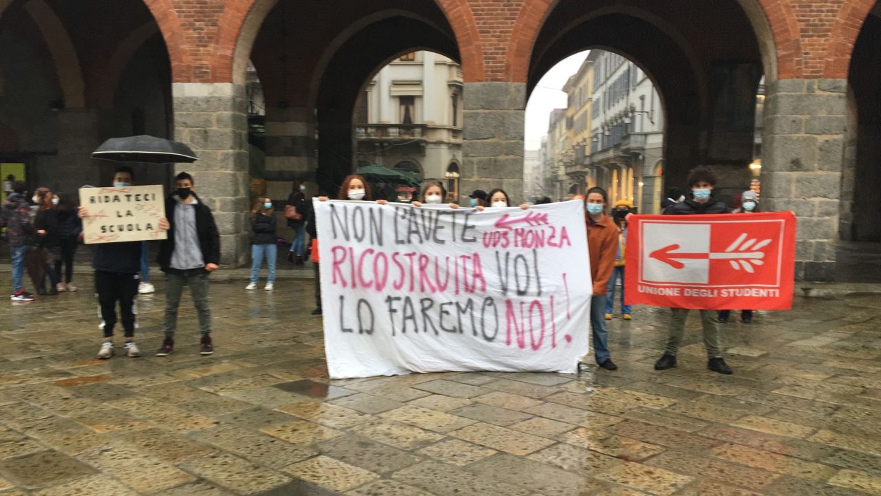 Monza, studenti stanchi della didattica a distanza tornano in piazza