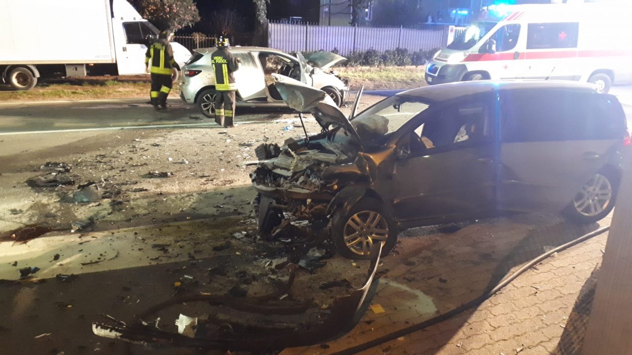 Terrificante schianto frontale tra auto: gravissimo un ragazzo di 25 anni
