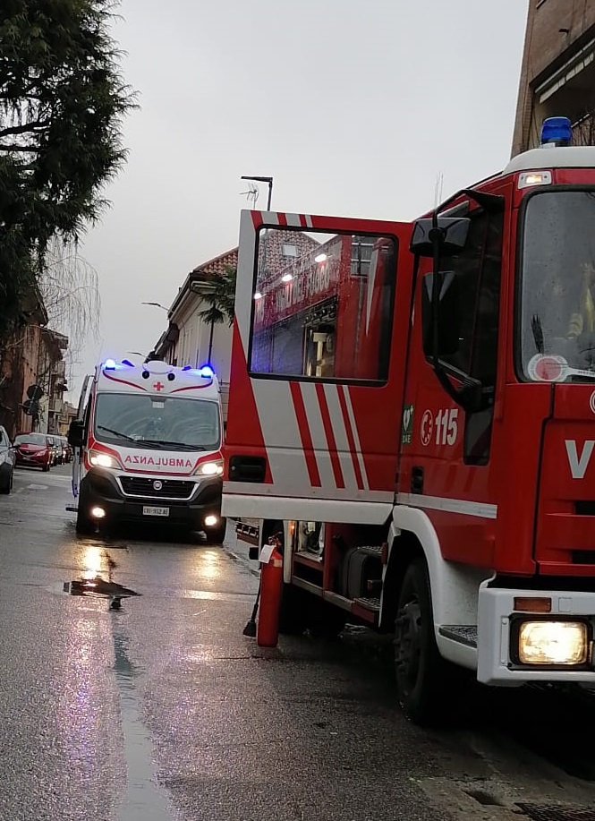 Prende fuoco la stufa, tre intossicati a Seregno