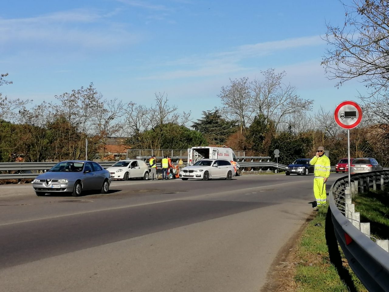Nove grossi camion per testare la stabilità del ponte