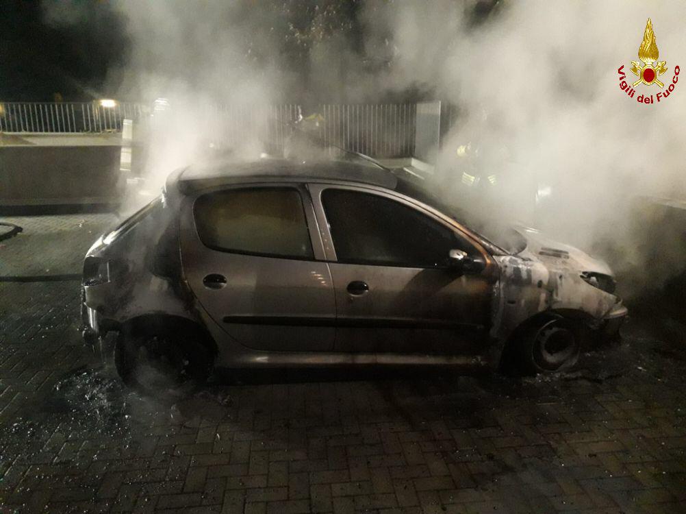 Auto a fuoco nella notte a Monza