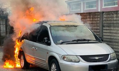 Auto a fuoco finisce distrutta