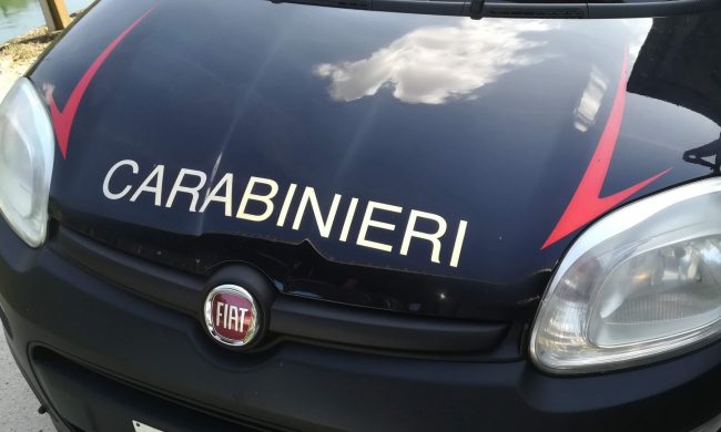 Completamente ubriaco finisce contro  il macchinario traccia linee