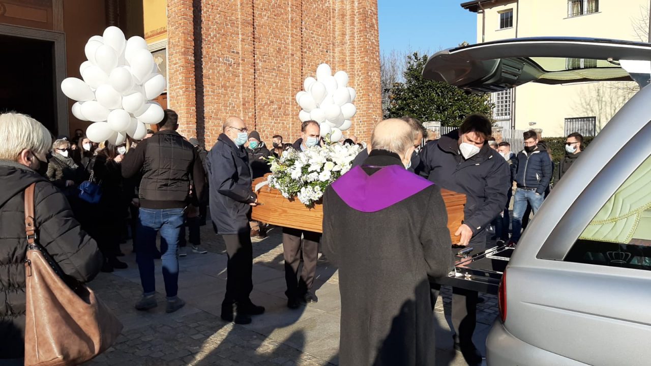 Palloncini bianchi e applausi per l’addio a Simone Mattarelli