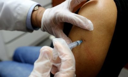 Vaccini Covid, sì alla somministrazione nelle farmacie