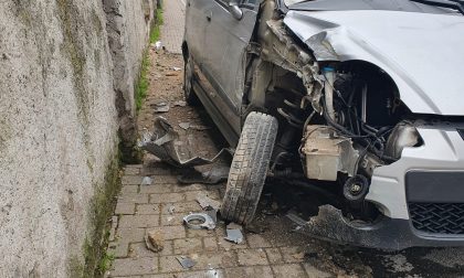 Incidente a Meda, per evitare un'auto si schianta contro un muro