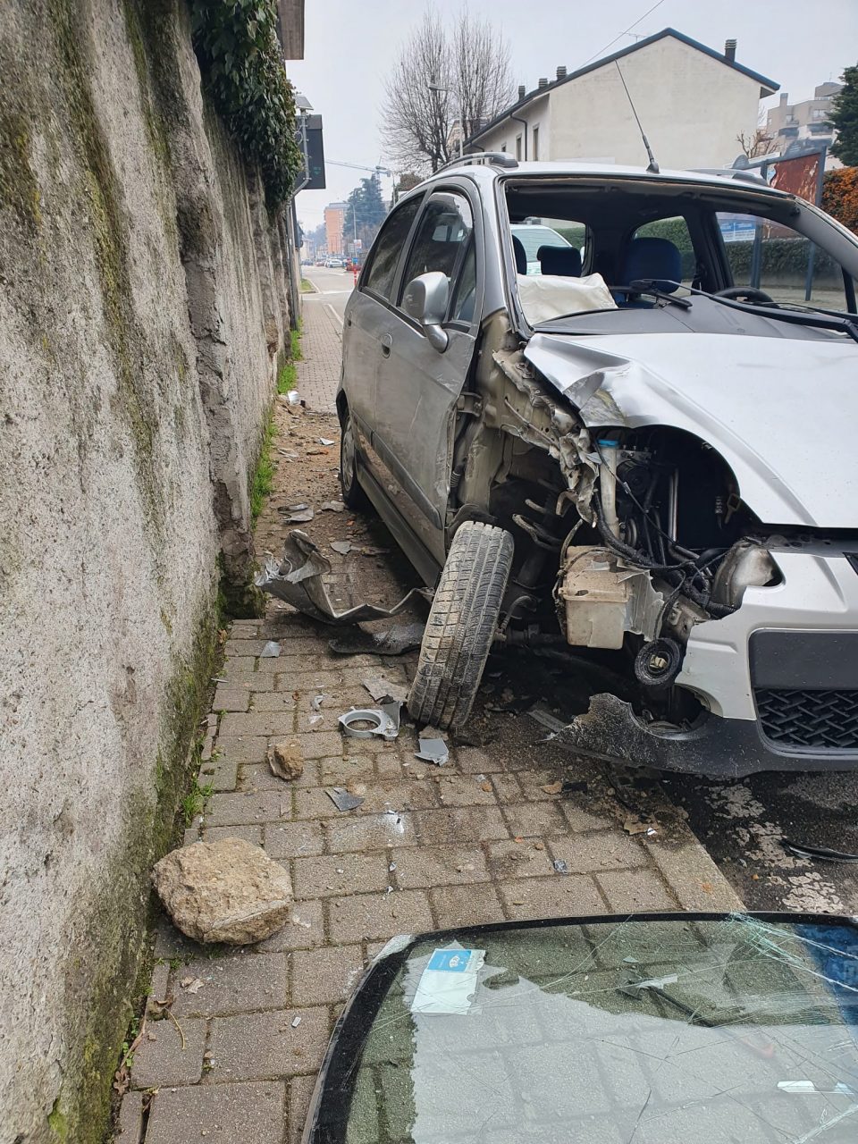 Incidente a Meda, per evitare un’auto si schianta contro un muro
