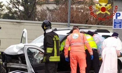 Scontro tra un Tir e un'auto a Lissone: pompieri estraggono dalle lamiere un 48enne