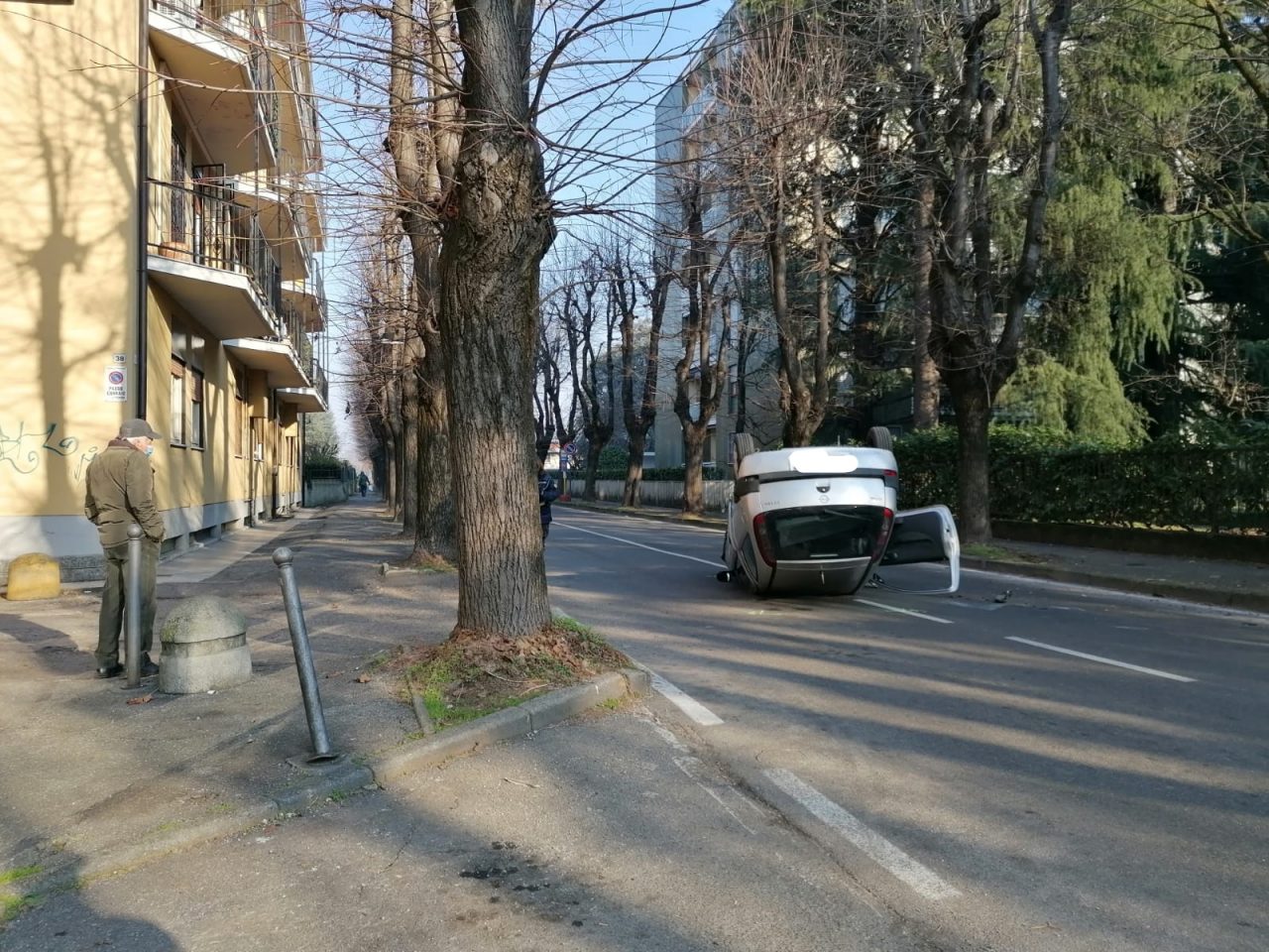 Con l’auto contro un albero, poi il ribaltamento: strada chiusa in parte