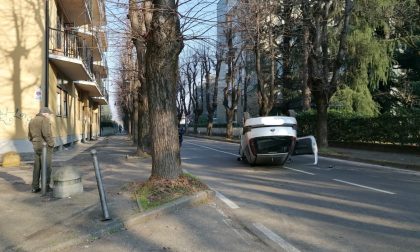 Con l'auto contro un albero, poi il ribaltamento: strada chiusa in parte