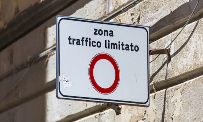 Multe “pazze” per la Ztl a scuola, la protesta