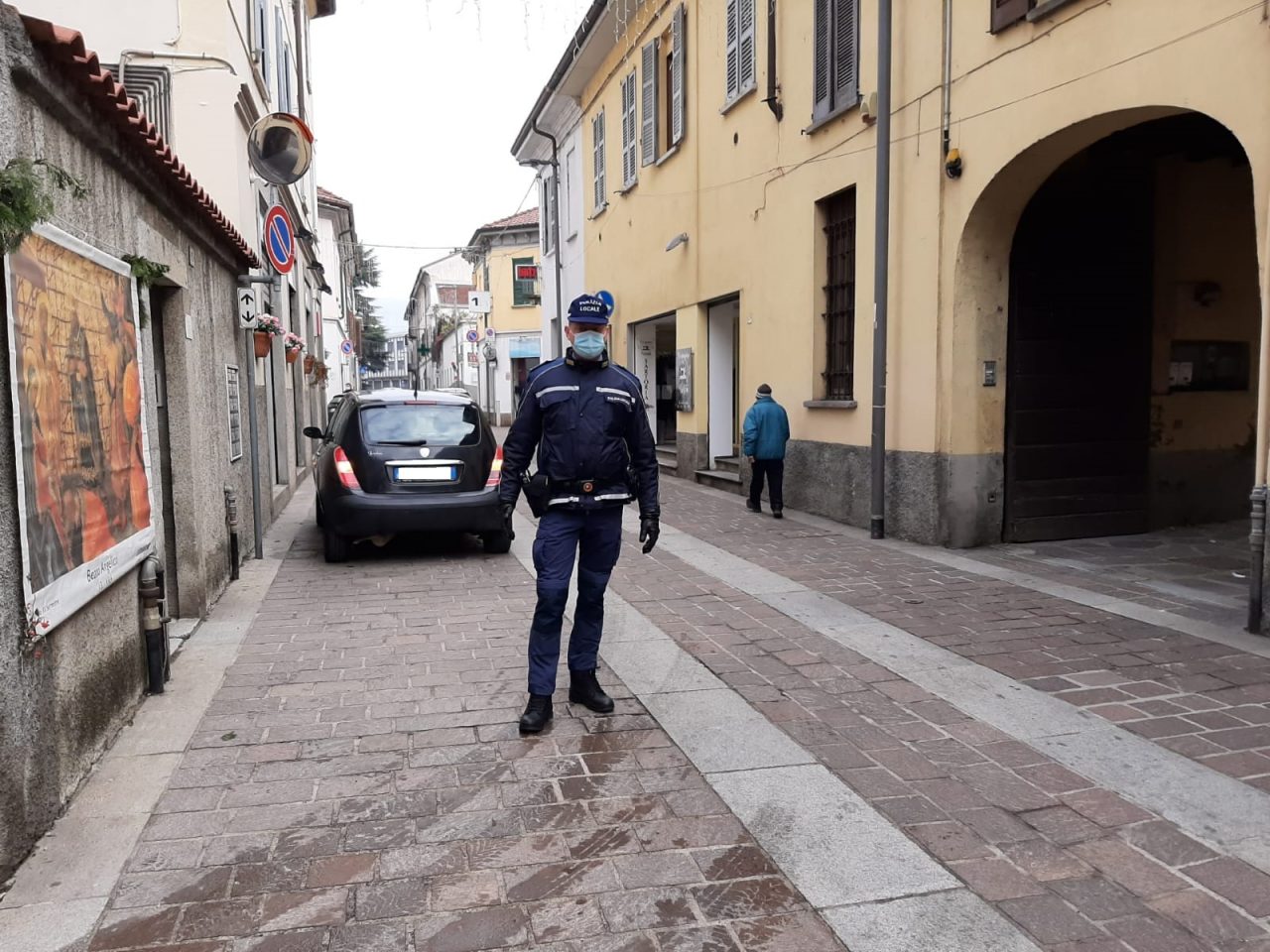Parcheggia in divieto e inveisce contro i vigili, si becca la multa e pure una denuncia