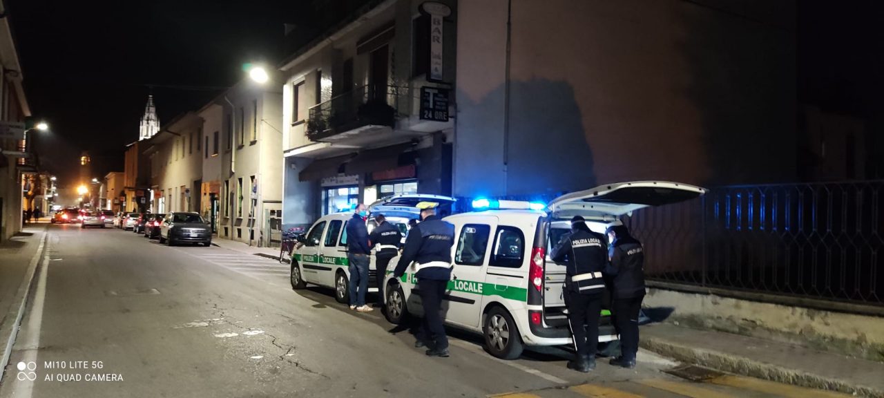 Aperitivo al banco, multa e chiusura per il bar