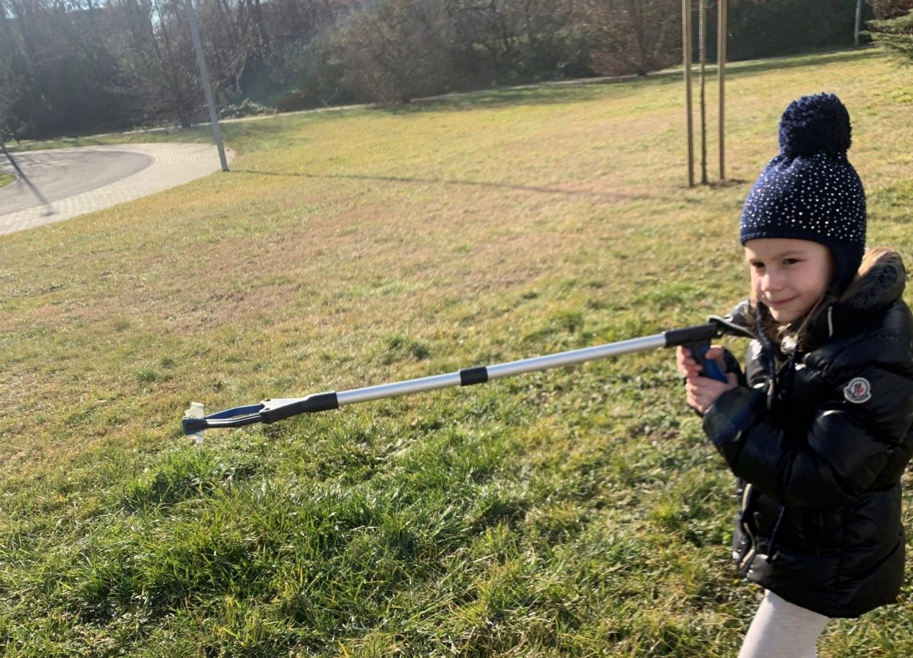 Carate, il “gioco” di Letizia: nei week-end ripulisce i parchi