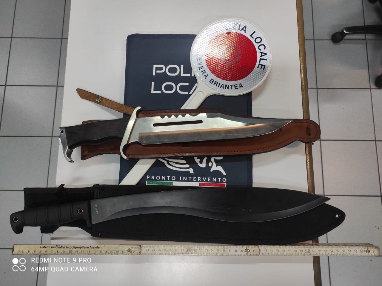 Beccato con un machete e un pugnale nella zona dello spaccio