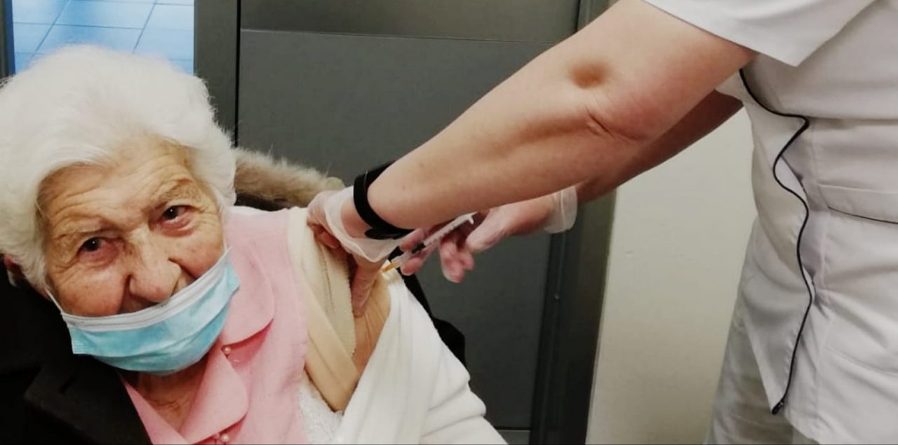Vaccino anti-Covid, il toccante messaggio di nonna Fiorenza