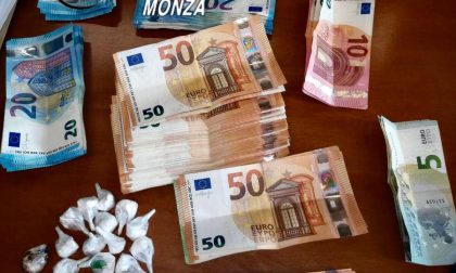 Cocaina e denaro nella cuffia del cambio dell'auto: arrestati