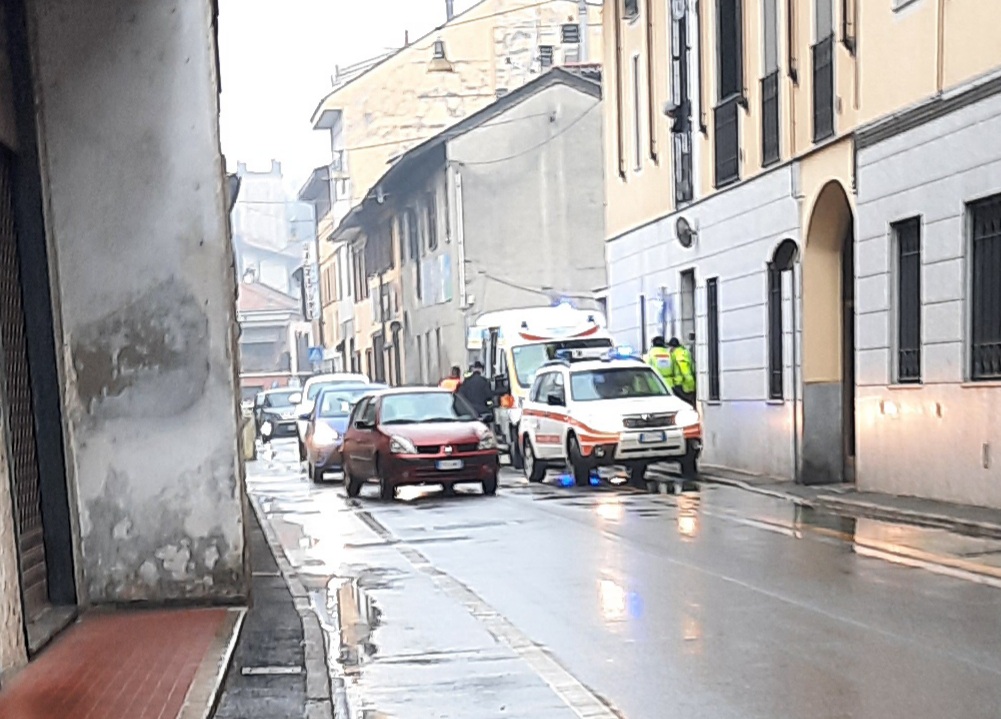 Aggredisce la fidanzata poi si allontana