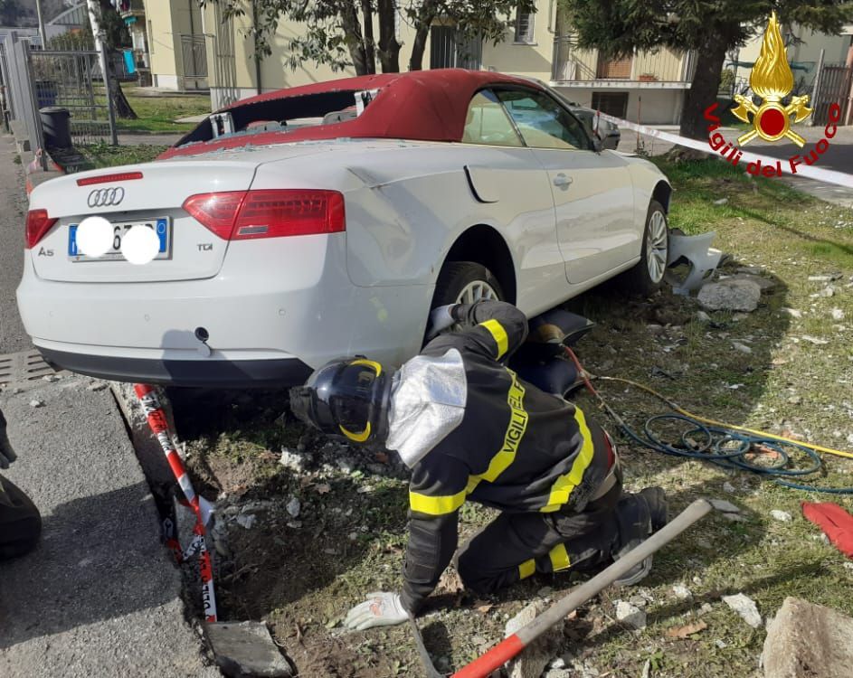 Perde il controllo dell’auto, si schianta contro la recinzione e finisce dentro al giardino di una casa