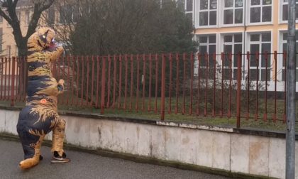 Oggi è il Darwin day! Il video del dinosauro “superstite” che si aggira davanti alla scuola