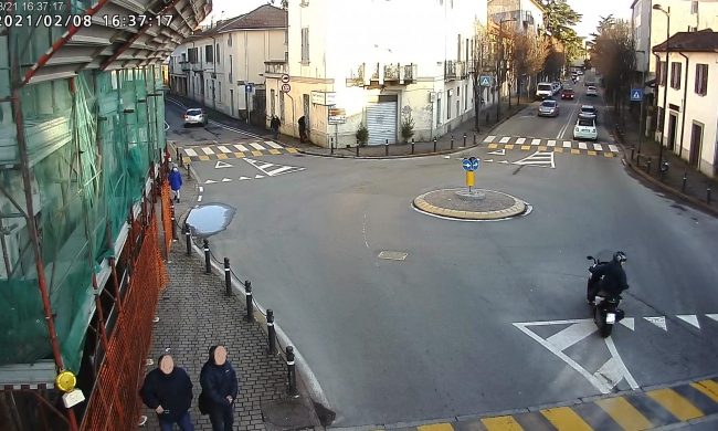 Urta un bambino con lo scooter e poi scappa, le videocamere lo inchiodano