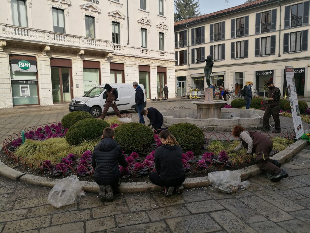 Gli studenti sistemano l’aiuola dell’Arengario