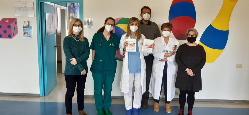 Genitori donano centinaia di mascherine per i piccoli ospiti della Pediatria