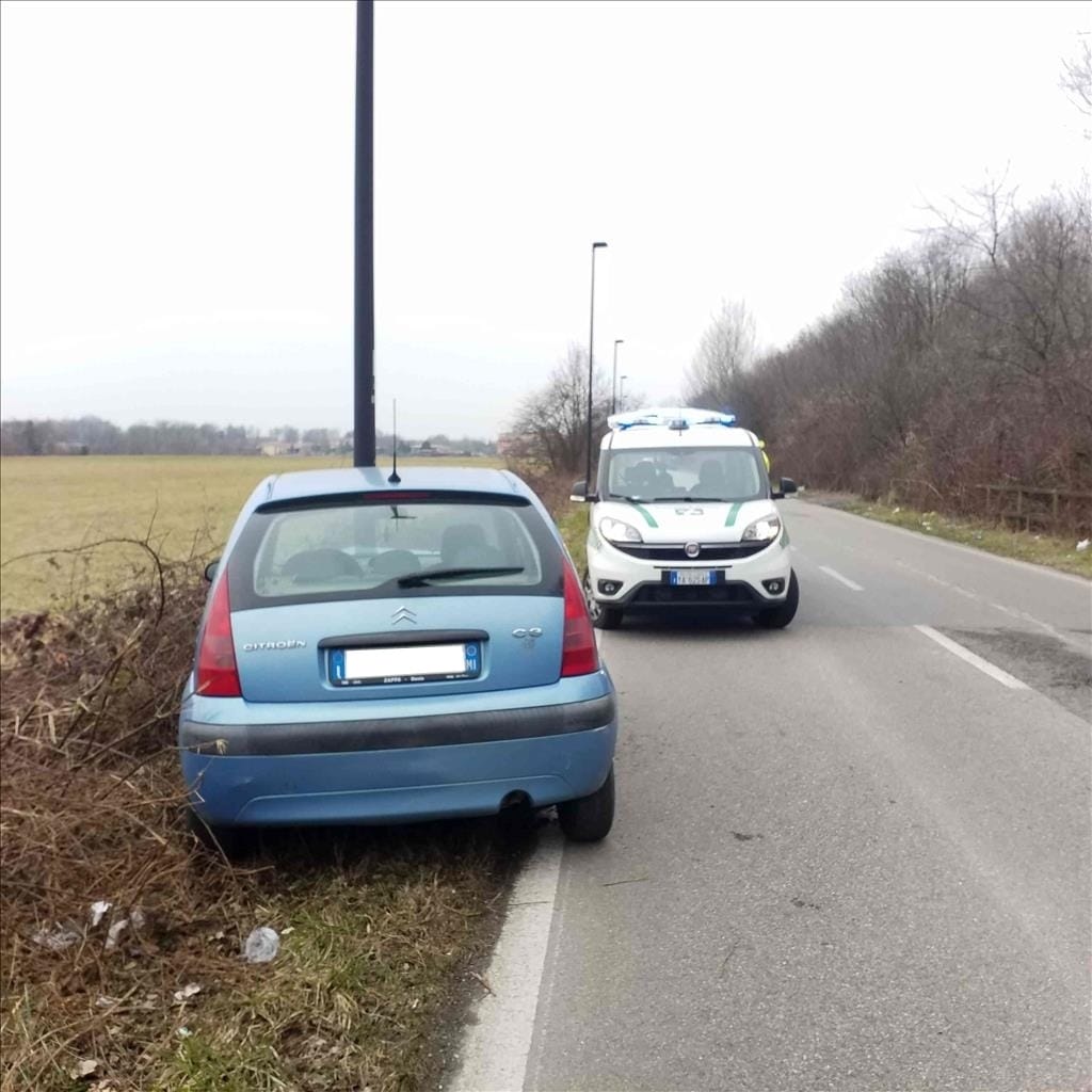 Con l’auto contro un palo poi scappa, multa e patente ritirata