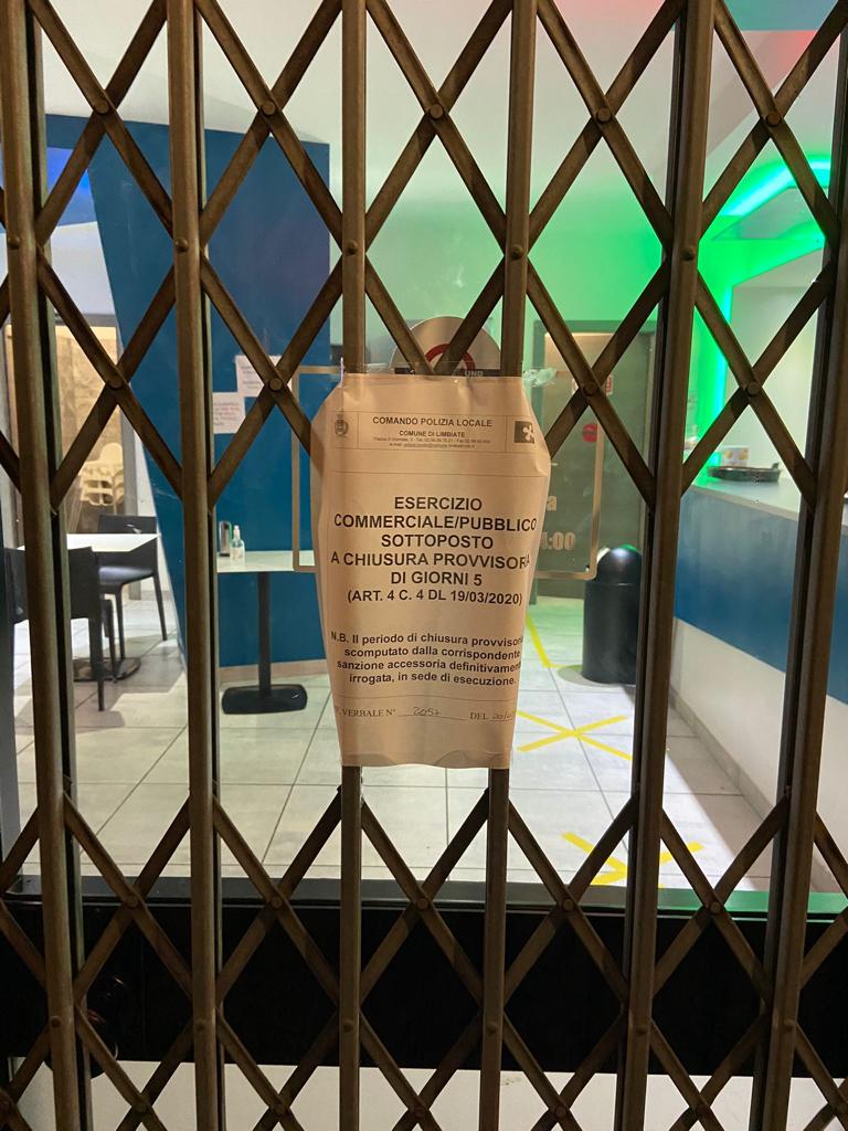 Duecento persone al bar, multa e locale chiuso cinque giorni