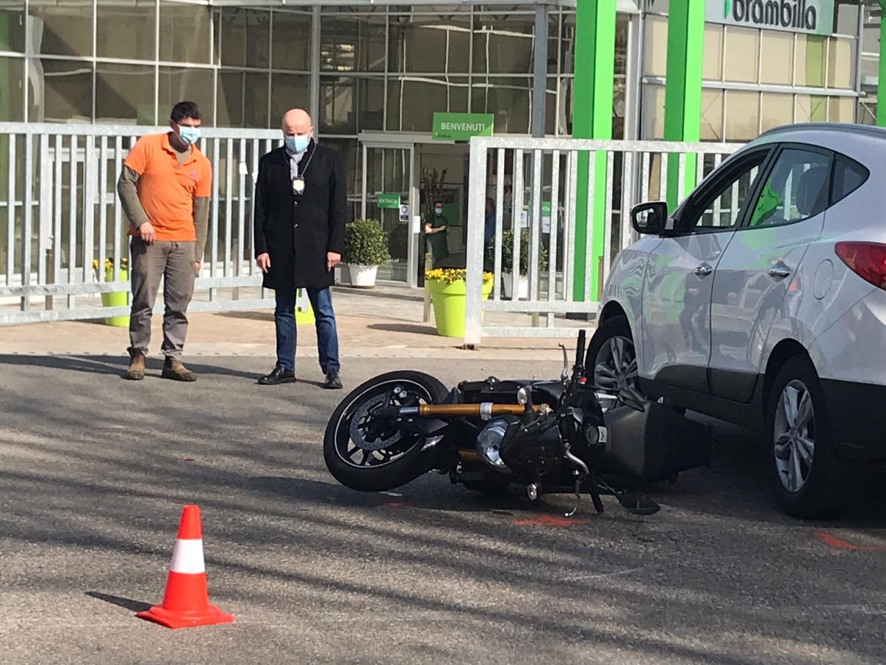 Vimercate, motociclista finisce sotto una automobile: miracolato