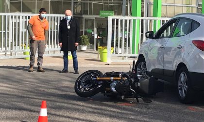 Vimercate, motociclista finisce sotto una automobile: miracolato