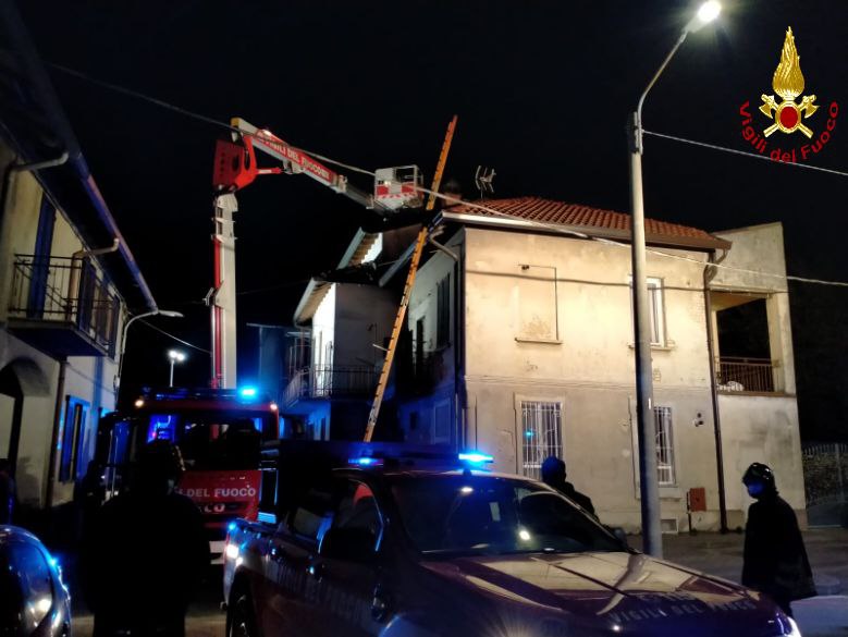 A fuoco la canna fumaria, pompieri a Macherio