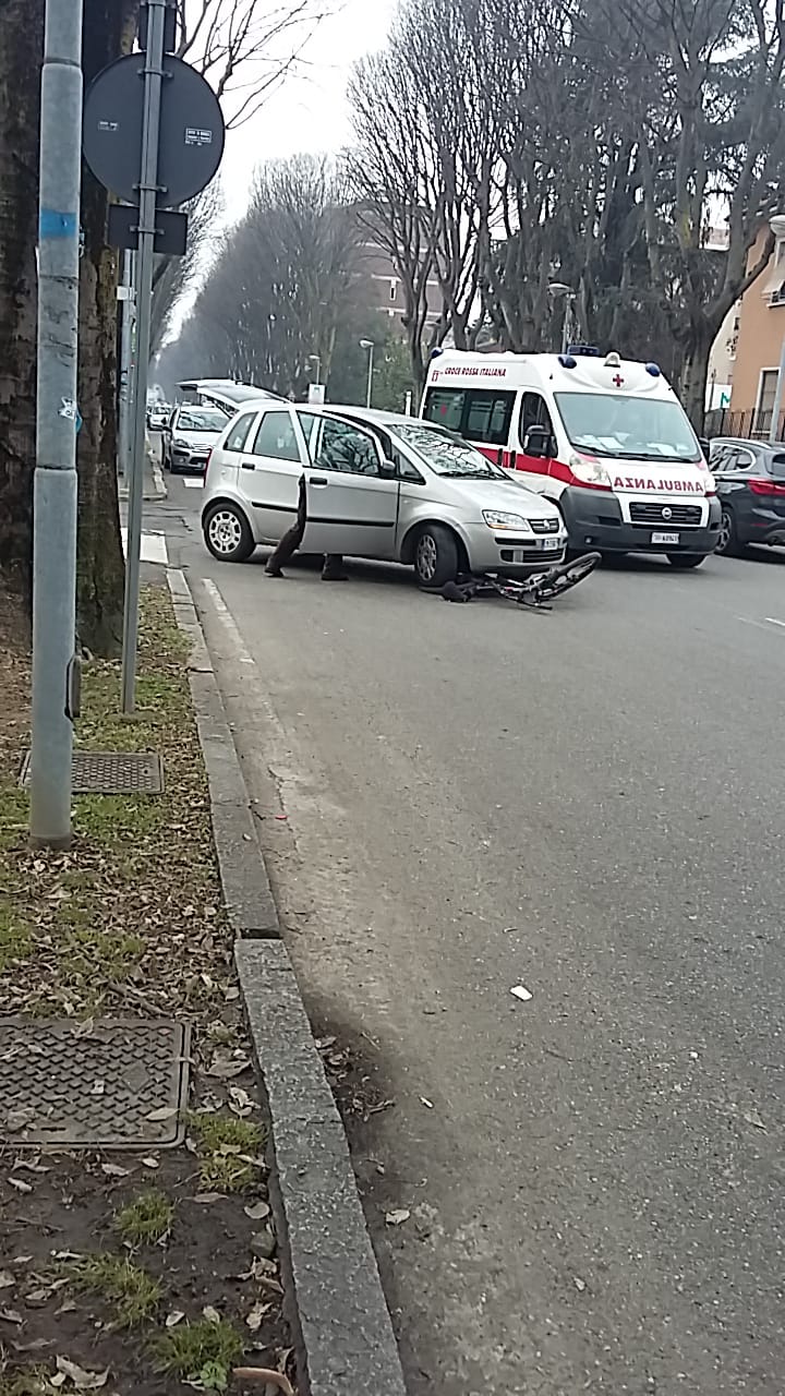 Incidente a Monza, ciclista finisce sotto un’auto