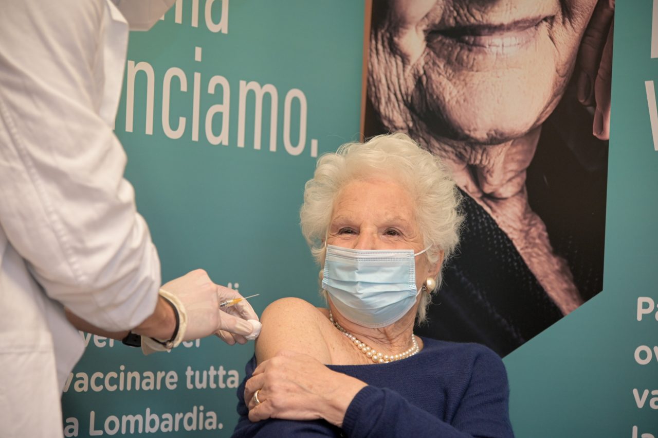 La senatrice Segre si fa vaccinare e invita gli ultra 80enni a fare altrettanto