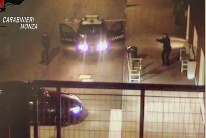 Lo spettacolare video dell’arresto dell’uomo armato di machete
