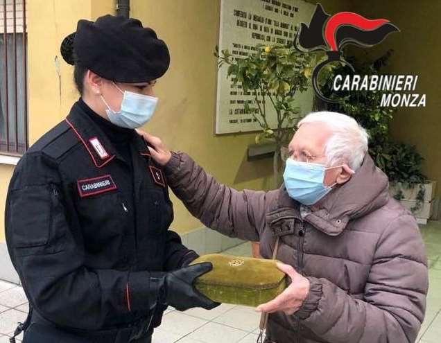 Deruba anziana dell’anello di fidanzamento: arrestata