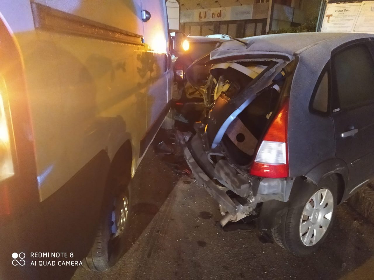 Distrazione al volante: il furgone finisce contro un’auto in sosta