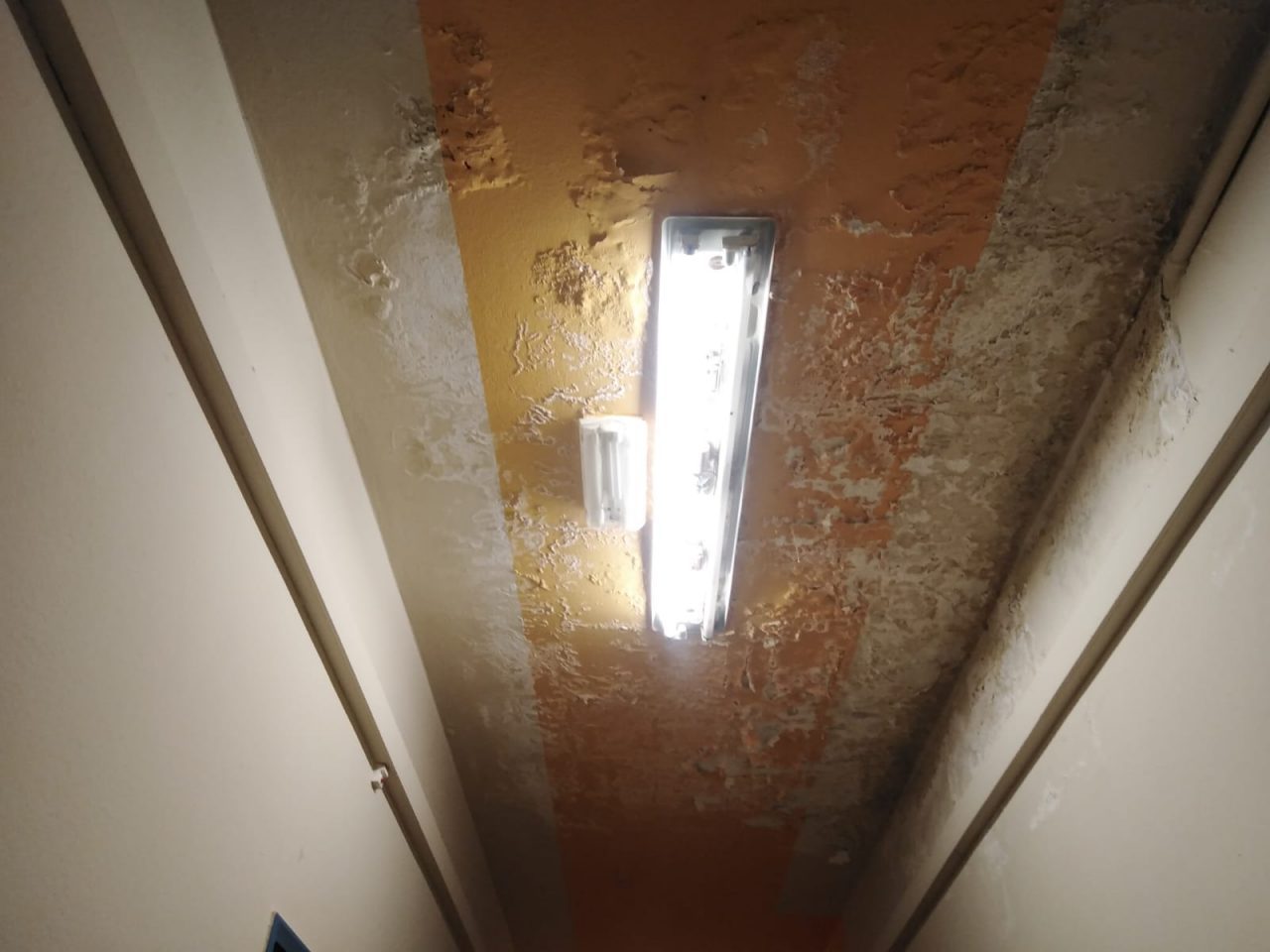 Infiltrazioni d’acqua: “piove” dentro al centro sociale