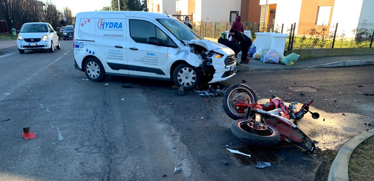 Correzzana: schianto tra una moto e un furgone, giovane centauro in ospedale