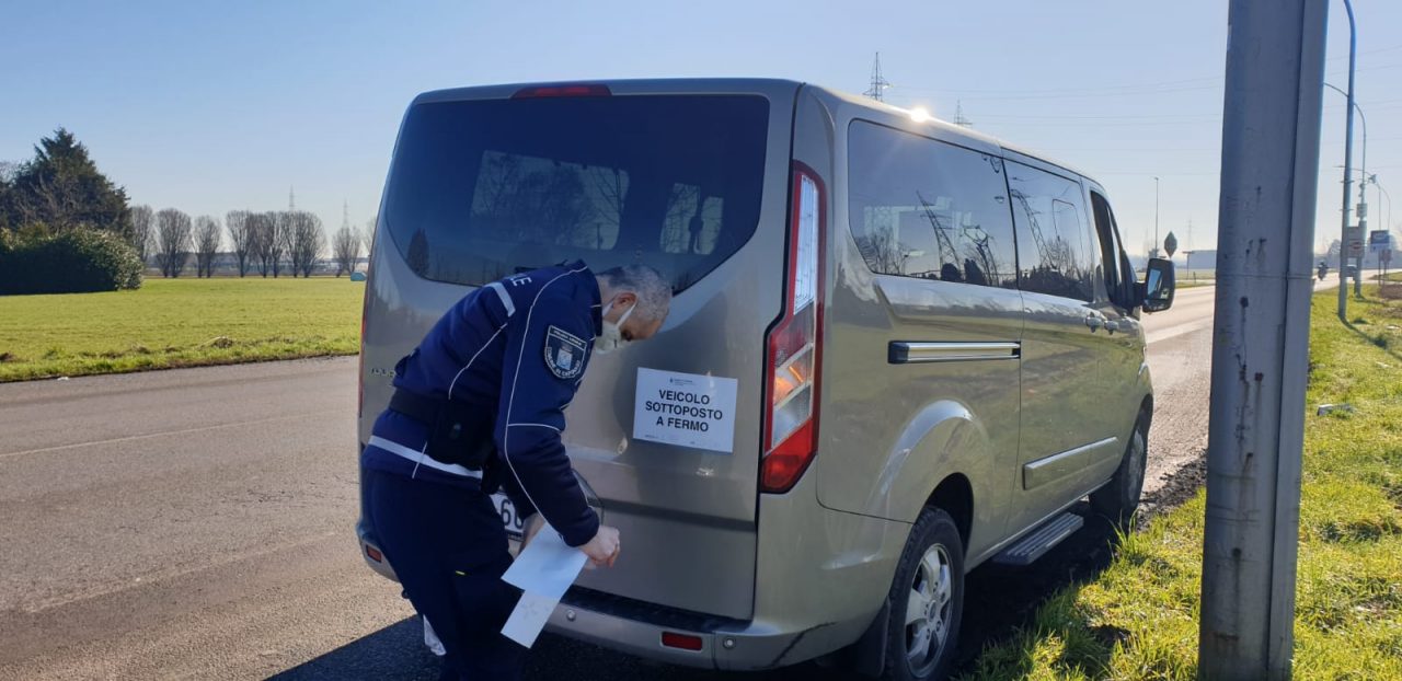 Senza revisione e con la patente (moldava) scaduta da anni: 5mila euro di multa