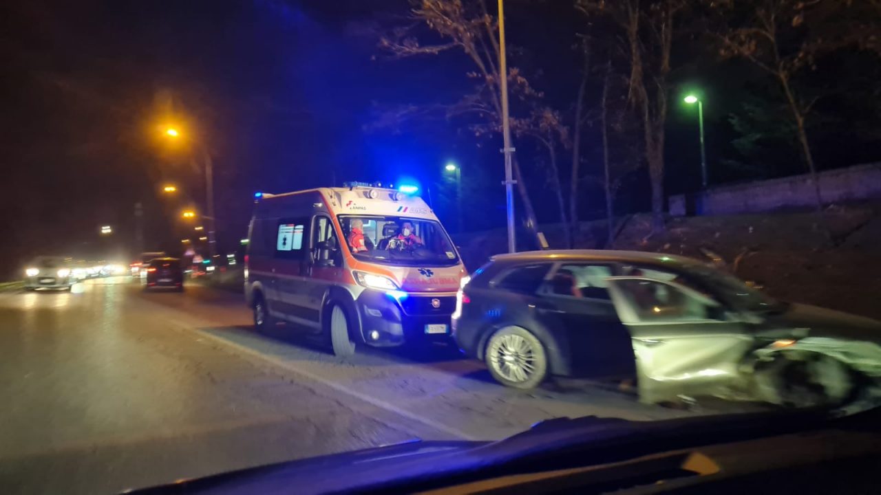 Lesmo: perde il controllo dell’auto e si schianta nel fosso