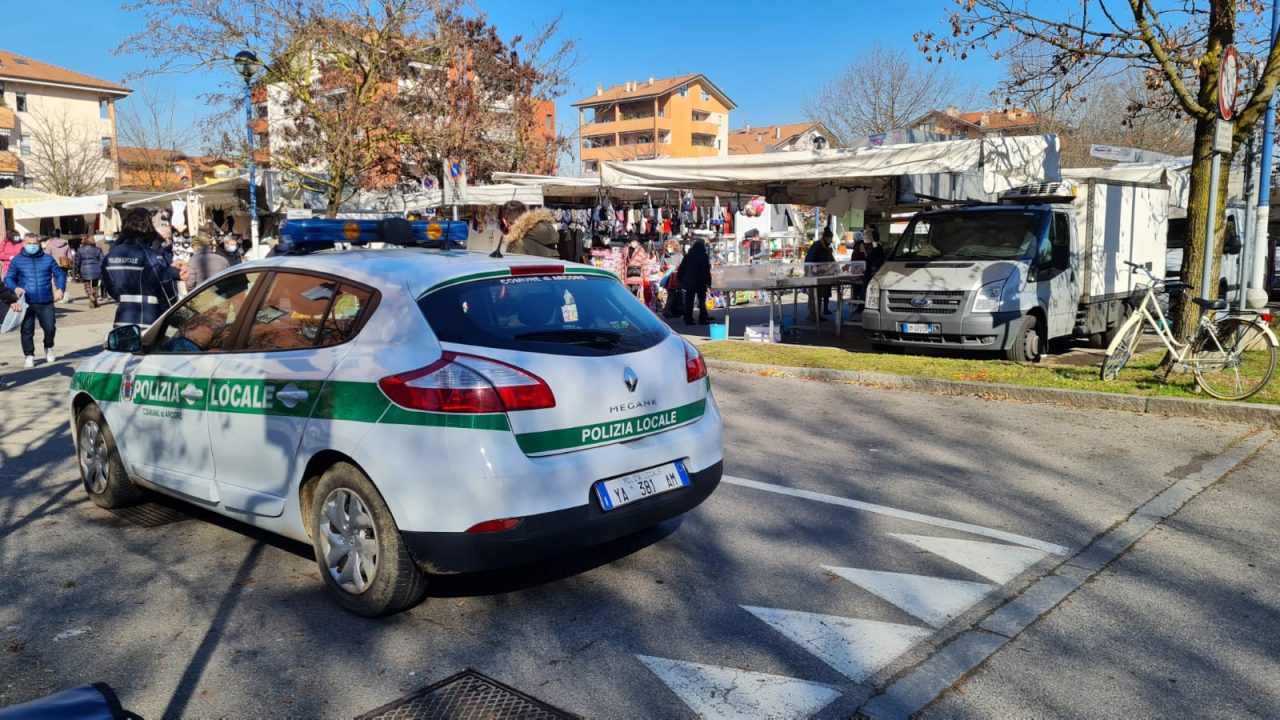 In giro per il mercato senza mascherina invita tutti a fare come lui