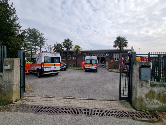 Paura a scuola: esplode un cellulare in tasca a una studentessa