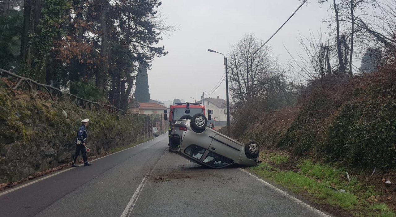 Giussano: auto si ribalta, soccorsa una 67enne