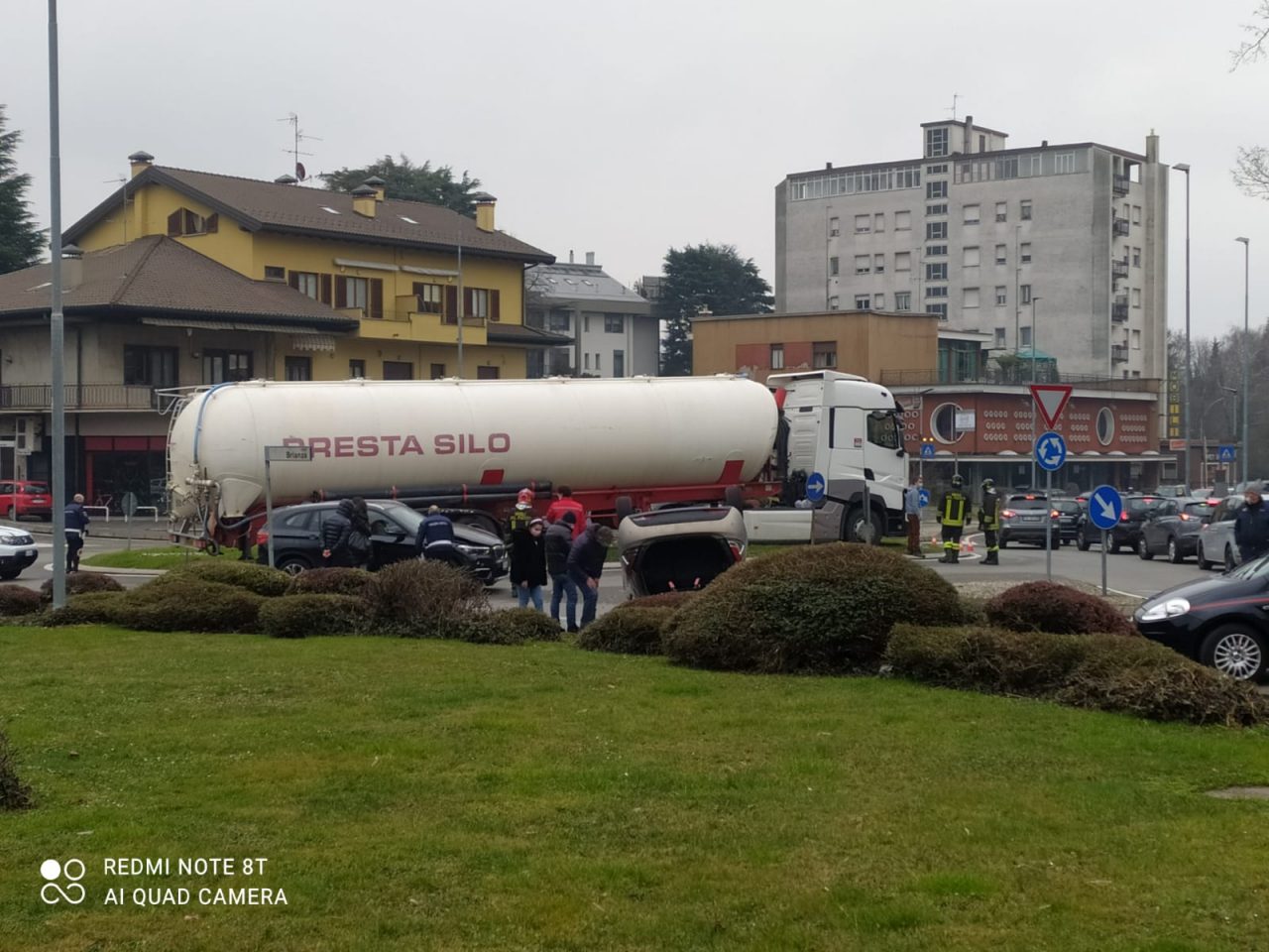 Incidente con tre mezzi coinvolti alla rotatoria di Carate: lunghe code
