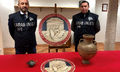 Riceve in eredità dei reperti archeologici, i Carabinieri recuperano un'anfora e una kylix antichissime